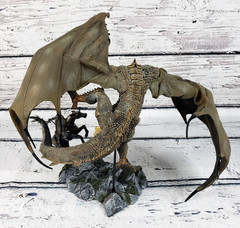 McFarlane Dragons Quest For Lost King BERZERKER Clan Dragon vs HUMAN Attacker