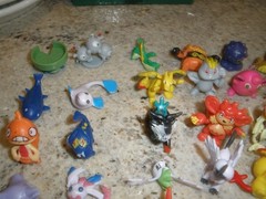 HUGE LOT OF 70+ MINI POKEMON FIGURES 1″ (SU45)