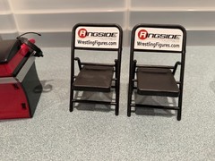 WWE – Commentators Playset – Breakable Commentary Table & 2 Chairs – Red & Black