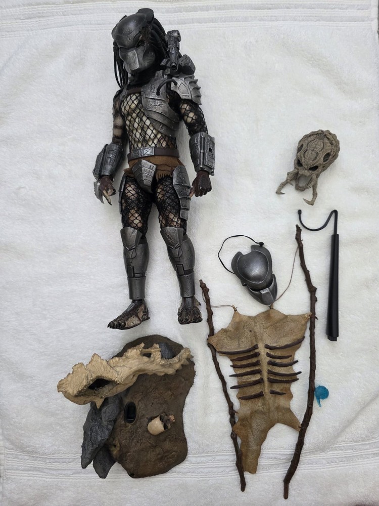 Hot Toys Classic Predator MMS162 Collectible Figure