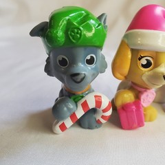Lot Of 4 Paw Patrol Snow Rescue Arctic Pups Winter Beanie Hats 2″ Mini Figure