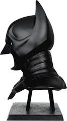 – DC Direct Batman: the Dark Knight (2008) Cowl Replica 1:1 Scale