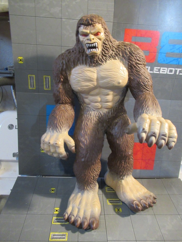 Bigfoot Sasquatch Giant 15.5 Inch Vinyl Yeti Figure 2015 Toys R Us Maidenhead.