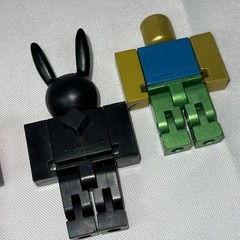 6 R0BL0X Toys Action Mini Figures With One Block And Some Weapons