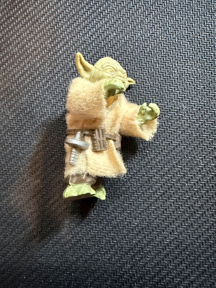 Vintage 1980 Kenner Star Wars YODA Action Figure with Cloak& Belt LFL Hong Kong