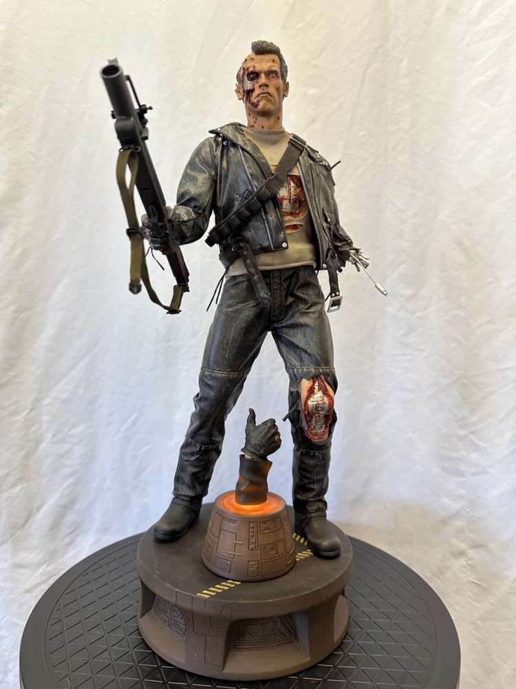 Sideshow Terminator T-800 Battle Damaged Premium Format Figure – EXCLUSIVE