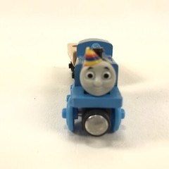 Thomas Wooden Train Happy Birthday Thomas & Cake Cargo Car Y4501 2012 Gullane