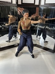 BRUCE LEE 1:6 ENTER THE DRAGON/GAME OF DEATH BOXED SET OF 2 +XTRA HANDS & STANDS