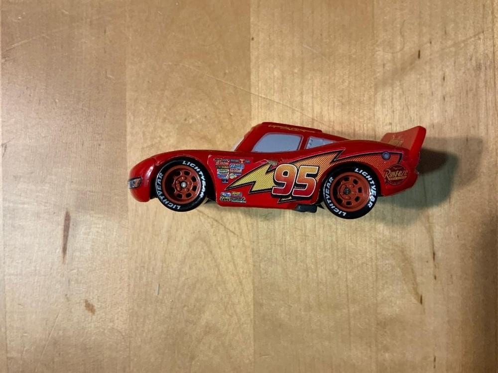 Disney Pixar Car 2 NO.95 Lightning McQueen Car Ferrari Die Casting Model Car toy