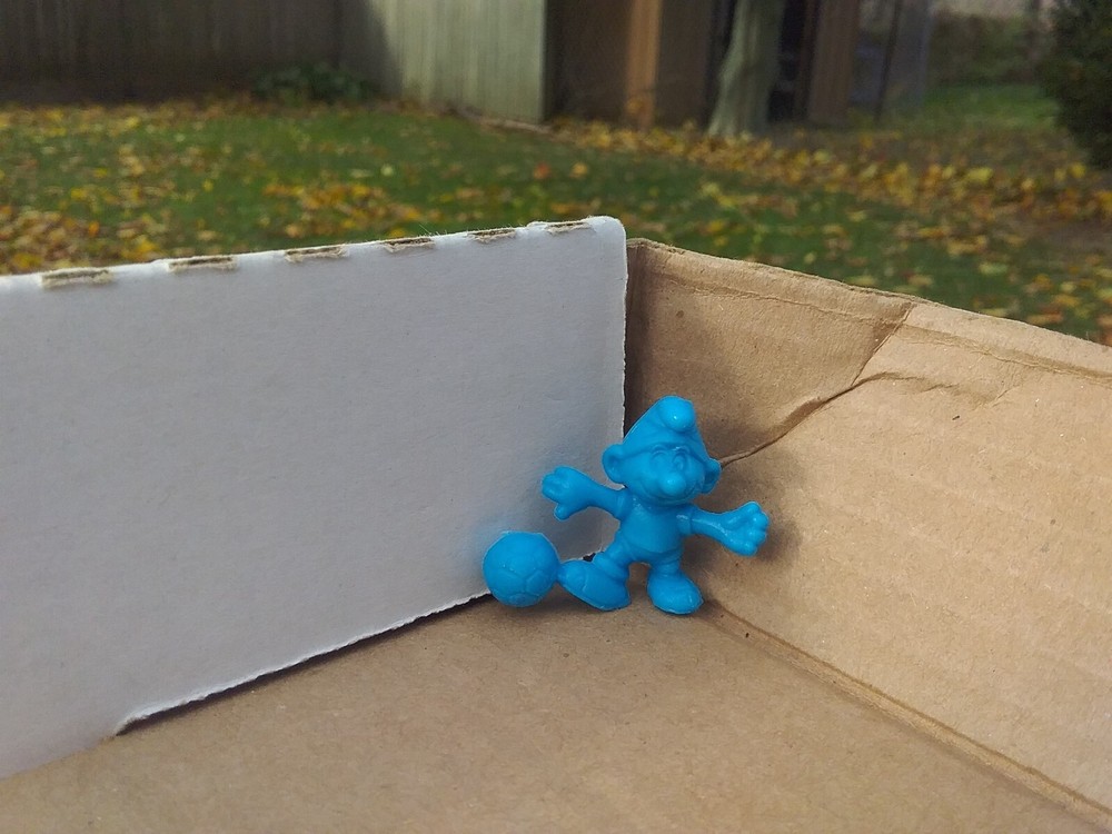 RARE OFFICIAL 1983 PEYO BLUE SMURF WITH SOCCER BALL MINI MICRO FIGURE TOY