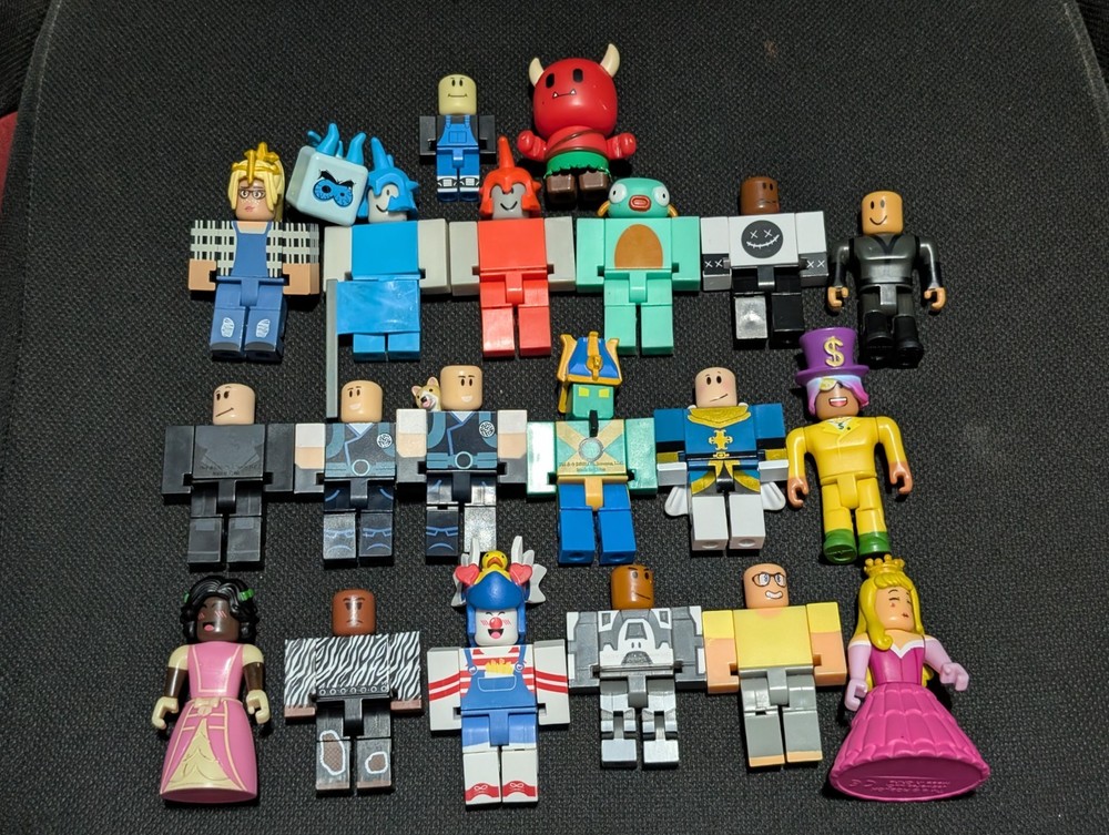 Huge Roblox‎ lot of Figures & Accessories includes 20 Figures plus weapons