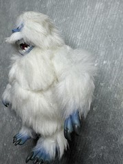 vintage BUMBLE ABOMINABLE SNOW MONSTER Playing Mantis 8″ FIGURE Rudolph