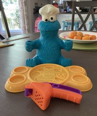 Sesame Street Cookie Monster Play Doh Letter Lunch & Tray 2010 Hasbro