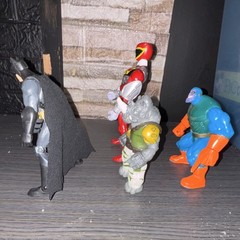 Mixed lot of 4 action figures (PLEASE READ THE DESCRIPTION)
