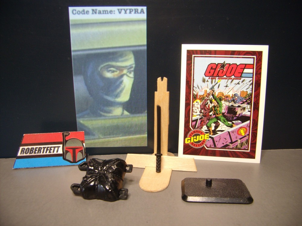GI Joe Vintage 1998 VYPRA (V1), Lot “A”, SWORD, BACKPACK, & STAND, Hasbro 1:18