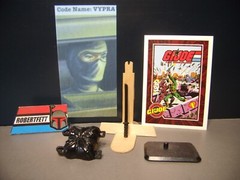 GI Joe Vintage 1998 VYPRA (V1), Lot “A”, SWORD, BACKPACK, & STAND, Hasbro 1:18