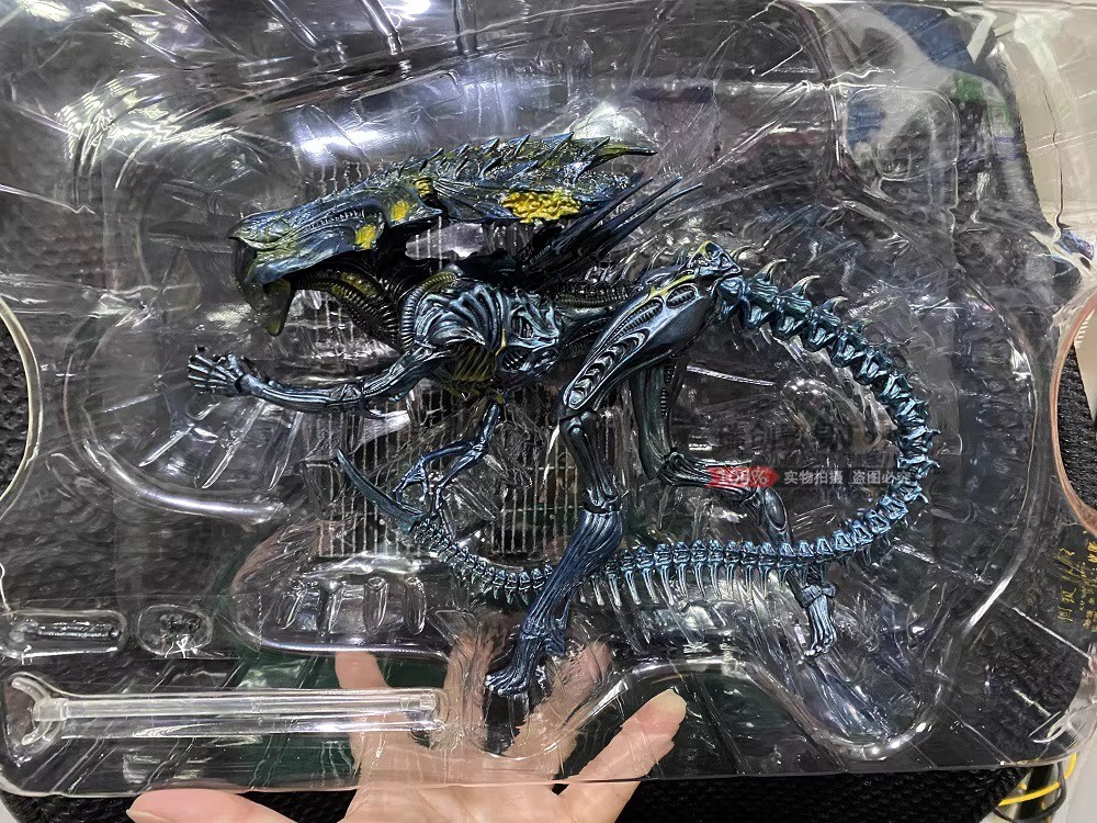In Stock HIYA AVP Battle-Damaged Alien Queen 1:18 Ultra-Articulated Figure Model