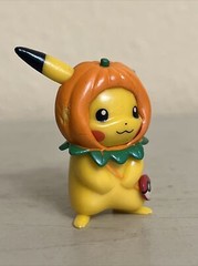 HALLOWEEN PIKACHU POKEMON 1.5” ACTION FIGURE TOY (PRE-OWNED)