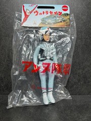 M1GO 1997 Ultraseven Anne Yuri Removable Helmet Sofubi 9″ Soft Vinyl Figure