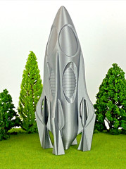 Futuristic Spaceship 6″ Tall – 3D Printed HO Scale, Shinny Metallic Appearance