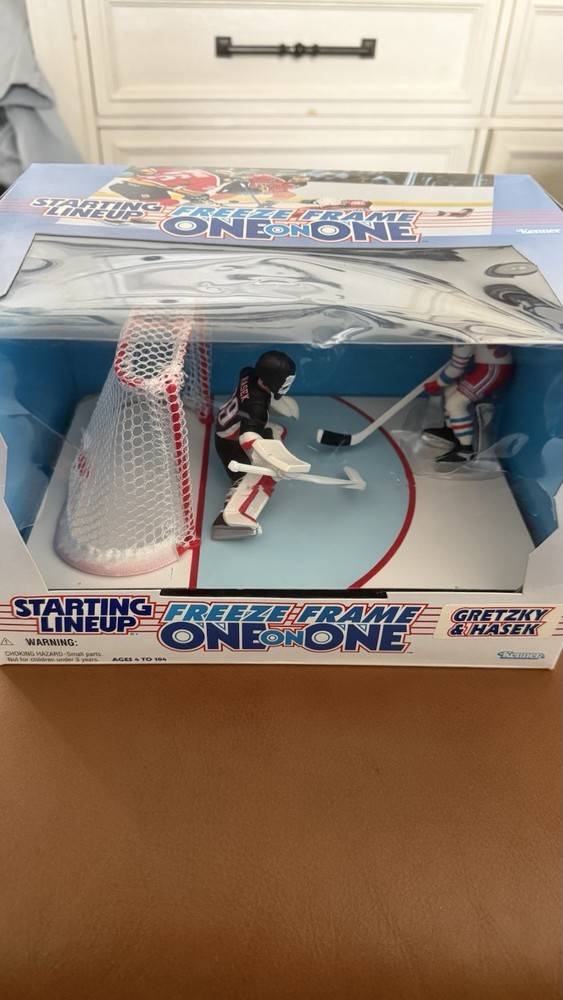 NEW NHL Starting Lineup Action Figure Freeze Frame Wayne Gretzky & Dominik Hasek