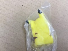 2012 Pokemon MISB Finger Puppet Sitting Pikachu Figure Nintendo Bandai