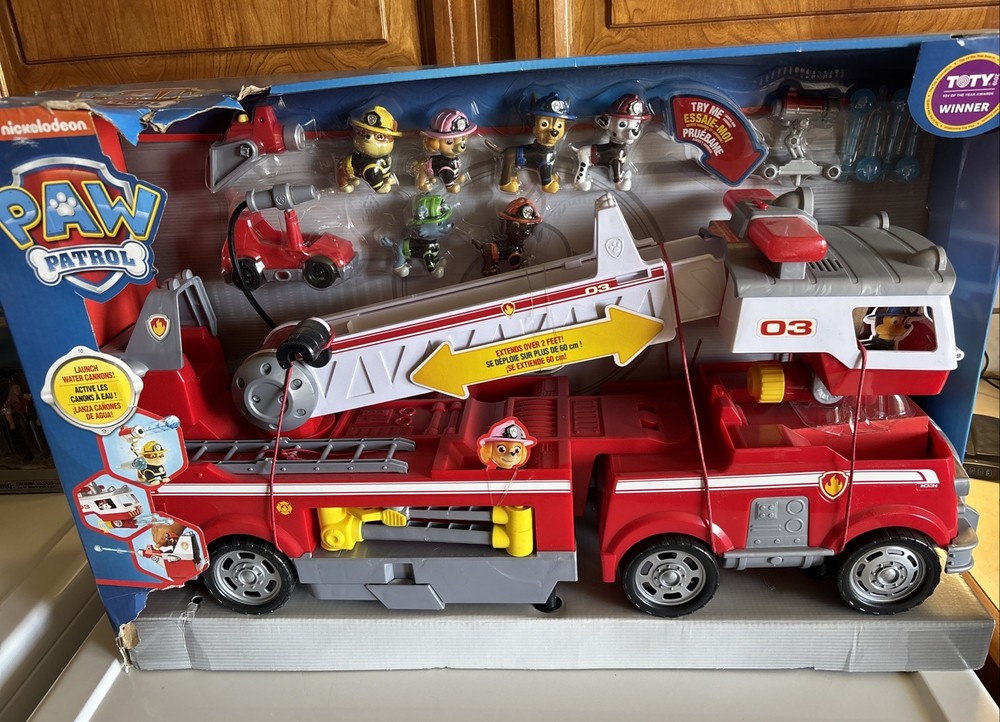 New Paw Patrol Ultimate Rescue Fire Truck w 6 Pups And More! Hard To Find!
