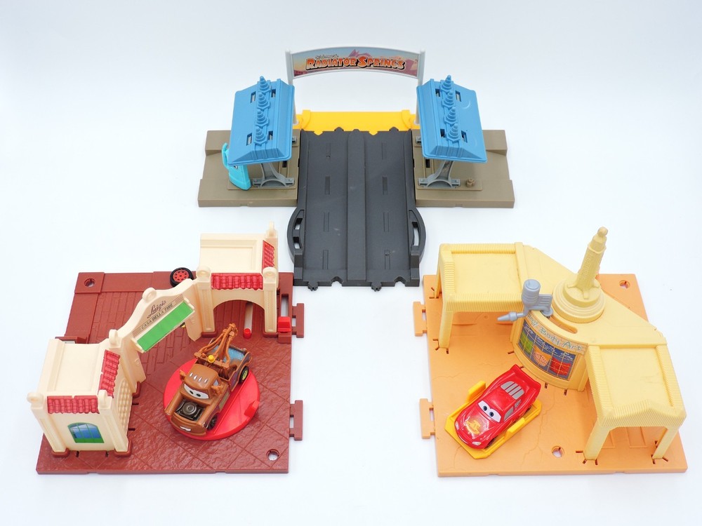 Radiator Springs Tour playset DISNEY Pixar CARS On the Road die cast McQueen 2 3