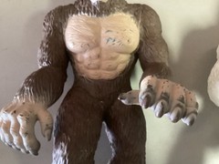 2015 Toys R Us 16 Inch Vinyl Rubber Yeti And Bigfoot Figures LOT Maidenhead