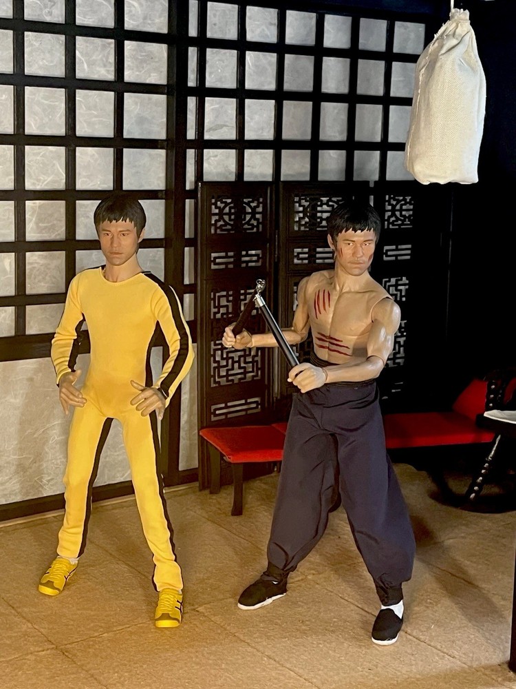 BRUCE LEE 1:6 ENTER THE DRAGON/GAME OF DEATH BOXED SET OF 2 +XTRA HANDS & STANDS