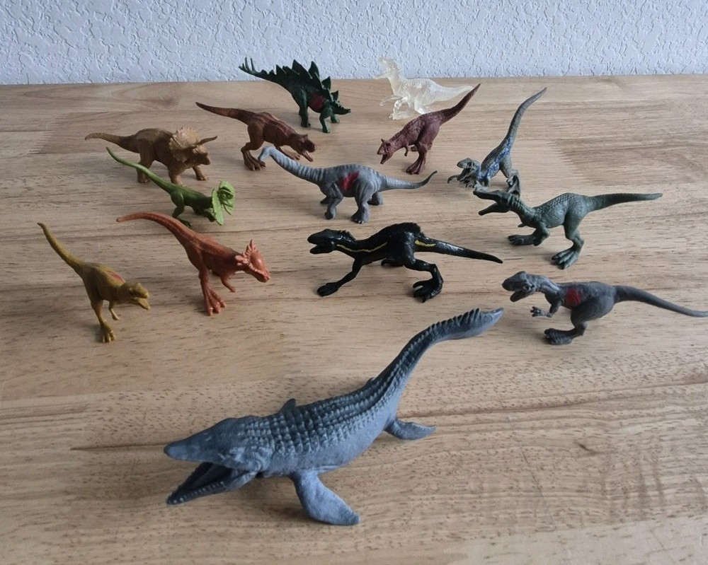Jurassic World Battle Damage 14 Mini Dino Multipack Exclusive Dinosaurs