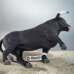 Schleich Black Bull Stepping Toy Figure Horned Farm Cattle Spanish Diorama 13875