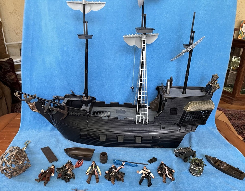 Hawthorne Pirates Of The Caribbean Black Pearl Ghost Ship & Figures lights sound