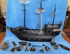 Hawthorne Pirates Of The Caribbean Black Pearl Ghost Ship & Figures lights sound
