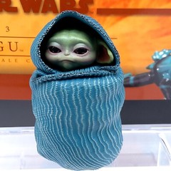 Hot Toys Star Wars 1/6 Mandalorian TMS043 Grogu action Figure Wrapped in Blanket