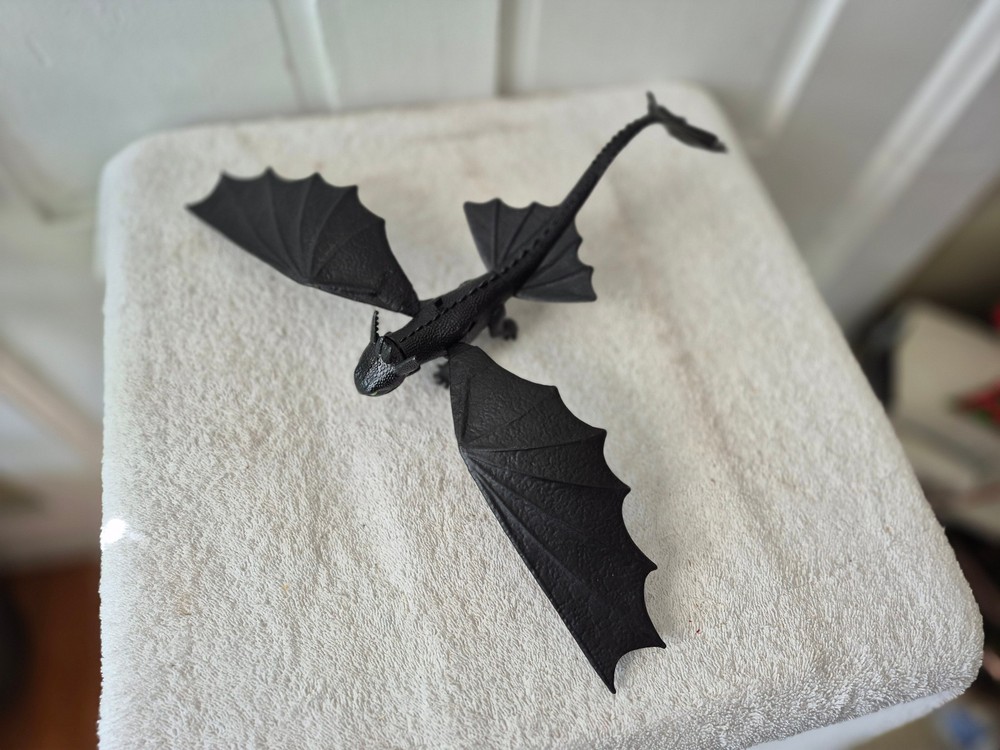 2013 How To Train Your Dragon 10″ Toothless Wild Night Fury Wing Action