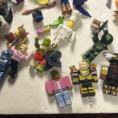 Huge! 50+ Roblox Action Figures & Accessories Collectors Carry Case – Mixed Lot