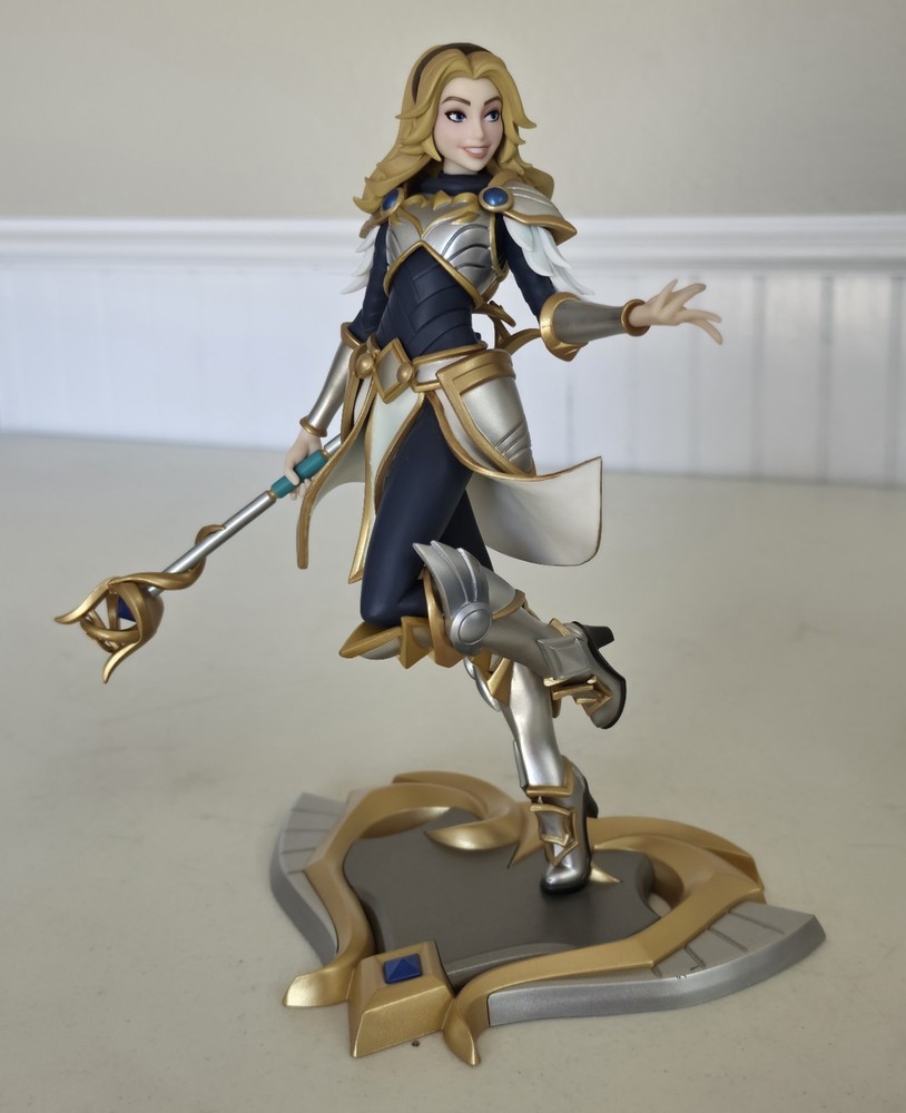 League of Legends #22 Lux Unlocked RETIRED Figure Statue Riot Luxanna Crownguard
