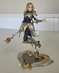 League of Legends #22 Lux Unlocked RETIRED Figure Statue Riot Luxanna Crownguard