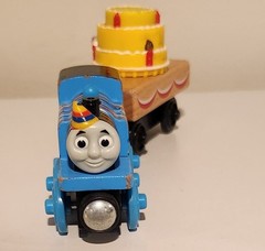 BIRTHDAY THOMAS MUSICAL CAKE CAR 2012 Thomas Wooden Train Y4501 Working