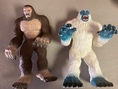 2015 Toys R Us 16 Inch Vinyl Rubber Yeti And Bigfoot Figures LOT Maidenhead