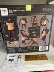 Kaiyodo Revoltech Amazing Yamaguchi Attack on Titan Beast Titan Figure w/Bonus