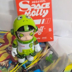 POP MART MEGA 100% Space Molly Molly Figure Green/White w/ Accessory