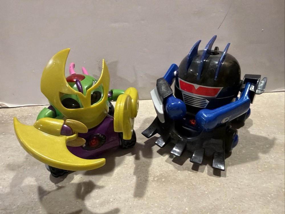RUMBLE ROBOT Lot Of 2 Battle Bot Mix Team Fight Toy No Remote Turns On And sound