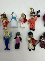 R0BL0X Toys Action Figures Lot Of 13 Figures w/ Accessories Pictured NO CODES