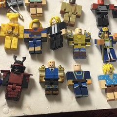 Huge! 50+ Roblox Action Figures & Accessories Collectors Carry Case – Mixed Lot