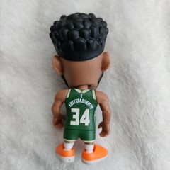 Zuru 5 Surprise NBA Ballers: Milwaukee Bucks – Giannis Antetakounmpo Figure