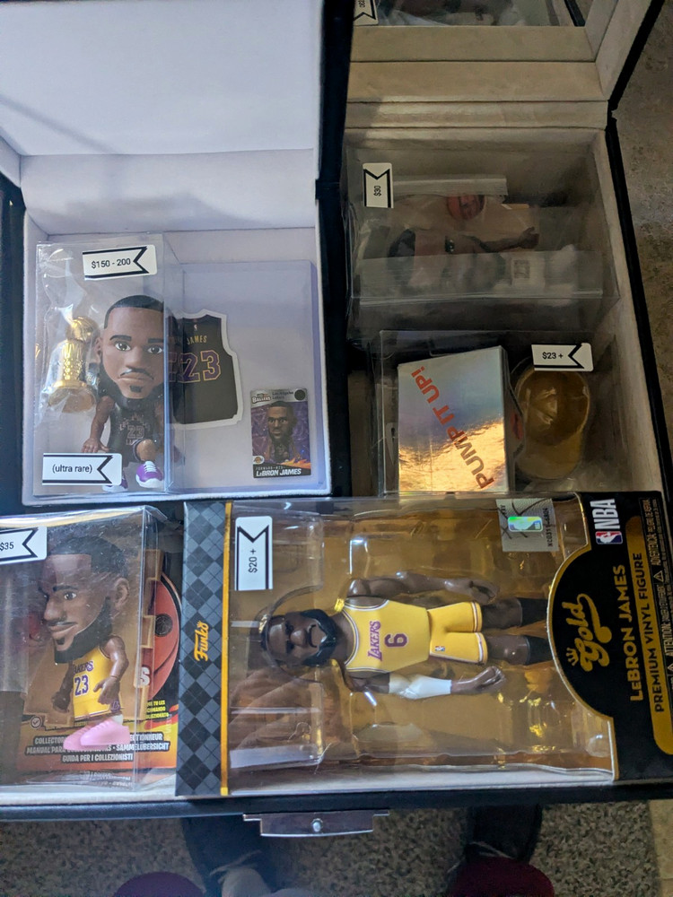 Funko Gold LeBron James Los Angeles Lakers NBA Vinyl Basketball Action Figure