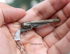 mini gun BIOHAZHARD 8 village weapon Pistol M1851 metal keychain toy gift 5cm