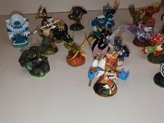 SKYLANDERS Spyro’s Adventure 21 Figures 22 Cards 15 Stickers Carry Case Bag Lot